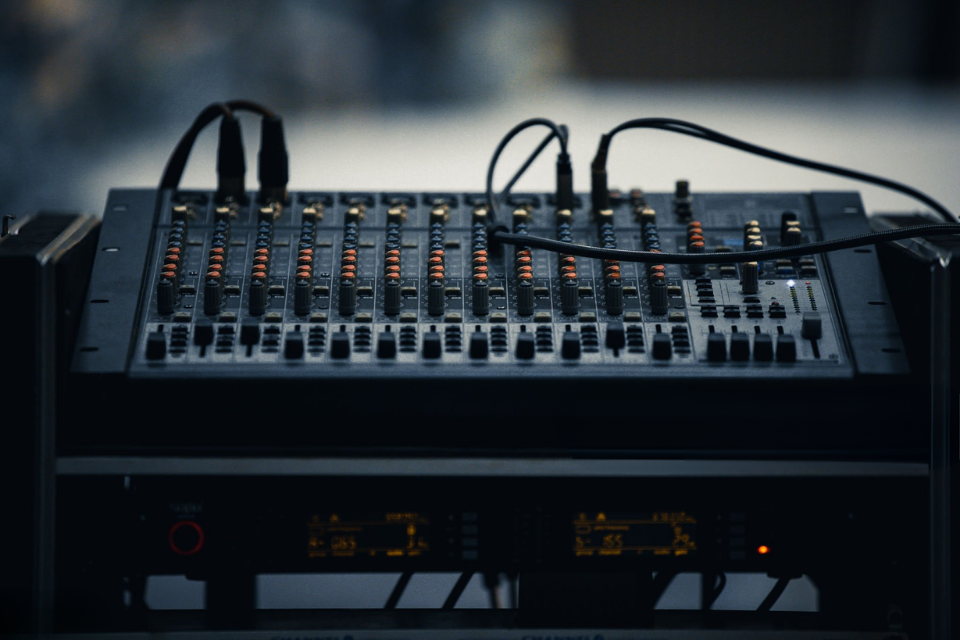 mixer-digital-so-voi-analog-dau-la-lua-chon-tot-nhat-cho-nguoi-moi