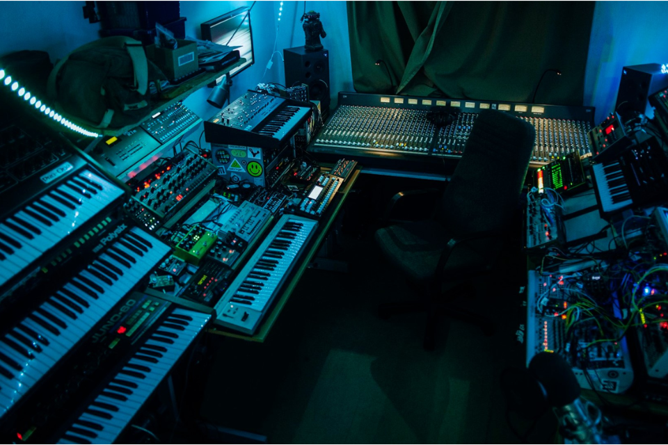 mixer-behringer-giai-phap-am-thanh-da-nang-cho-phong-thu-và-san-khau-nho