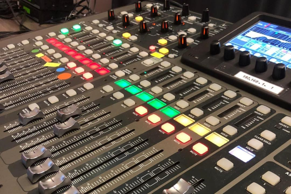 mixer-behringer-giai-phap-am-thanh-da-nang-cho-phong-thu-và-san-khau-nho