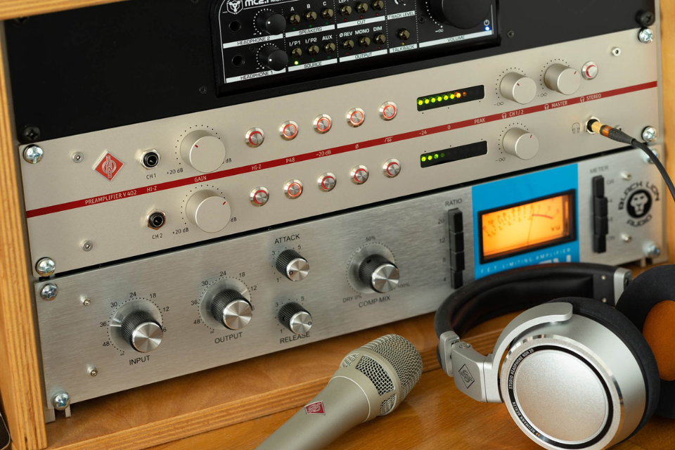 Neumann V 402: Nghệ Thuật Nghe Không Độ Trễ Trong Phòng Thu Chuyên nghiệp