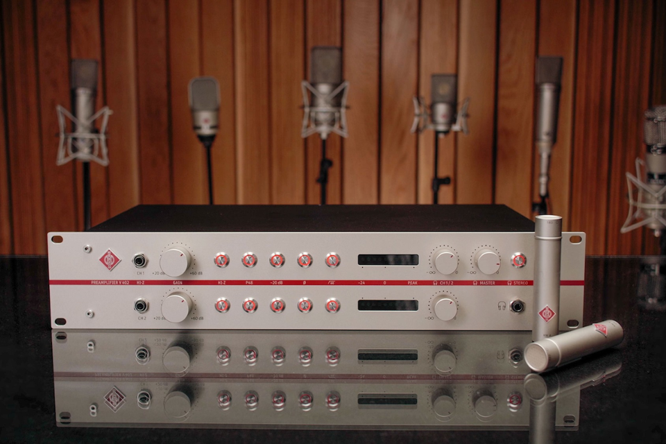 Neumann V 402: Nghệ Thuật Nghe Không Độ Trễ Trong Phòng Thu Chuyên nghiệp