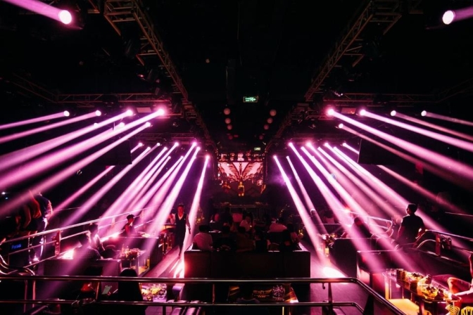 Lựa Chọn Đèn Beam Hiệu Quả Cho Bar, Club Và Không Gian Biểu Diễn