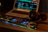 Khám Phá DJ Controllers và Tại Sao Nó Quan Trọng Khi Chơi Nhạc DJ?