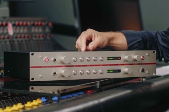 Neumann V 402: Nghệ Thuật Nghe Không Độ Trễ Trong Phòng Thu Chuyên nghiệp Neumann V 402: Nghệ Thuật Nghe Không Độ Trễ Trong Phòng Thu Chuyên nghiệp